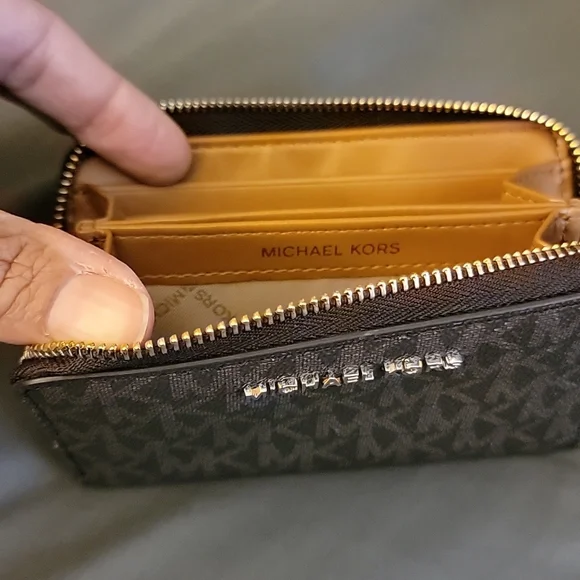 **SOLD**Michael Kors logo wallet - Picture 2 of 8